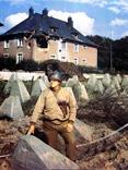 OCTOBER 1944 AT THE BELGIUMGERMAN BORDER AT AACHEN-KOEPFCHEN. MAJOR GENERAL CLARENCE HUEBNER, THE CG OF THE 1ST INFANTRY DIVISION IS STANDING BESIDE THE DRAGON TEETH OF THE SIEGFRIED LINE